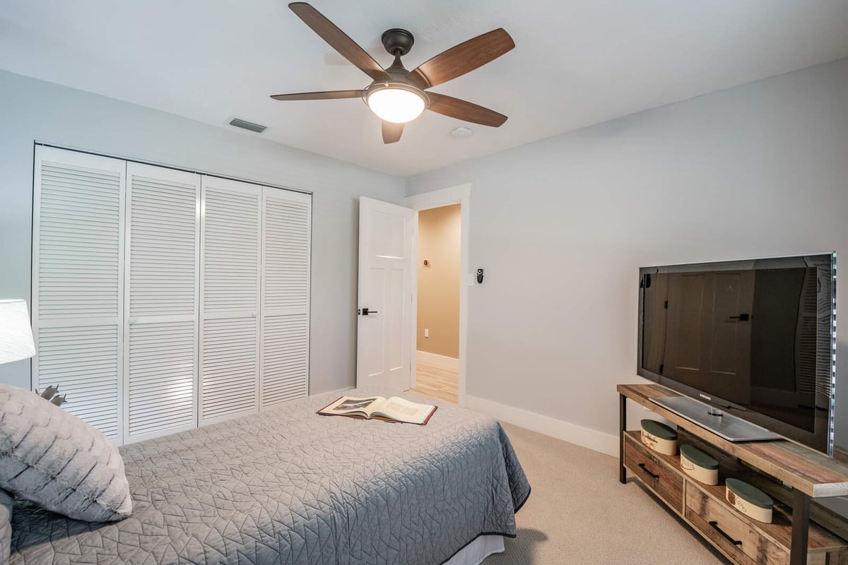 avenida madera bedroom closet and tv stand