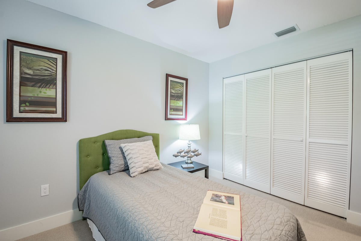 avenida madera bedroom green headboard and closet