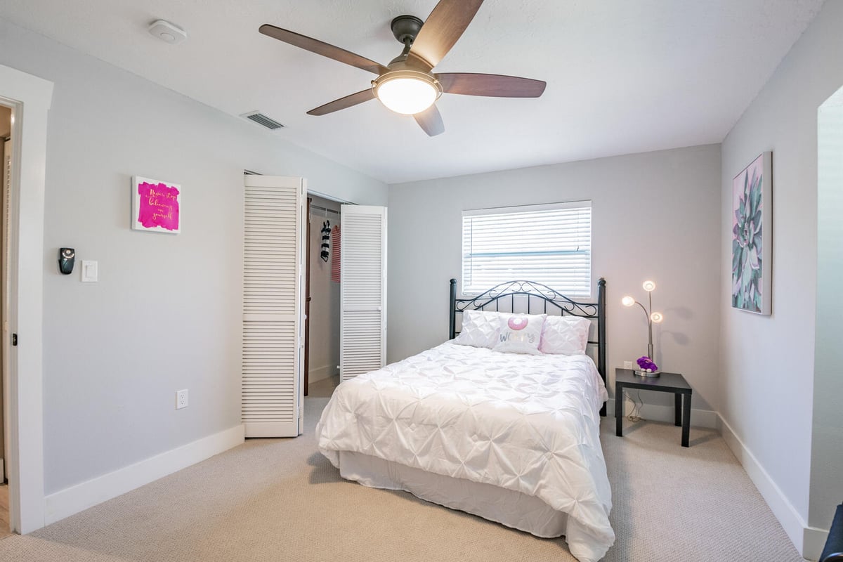 avenida madera  bedroom pink accent art and closet