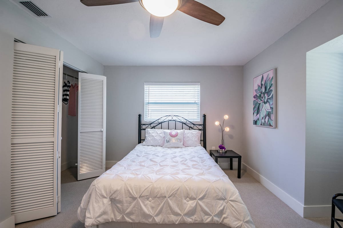 avenida madera bedroom white bedding and open closet