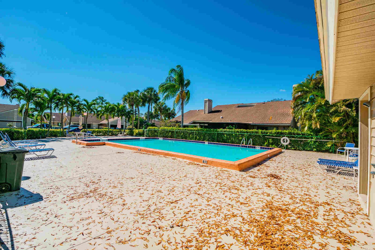 avenida madera pool area