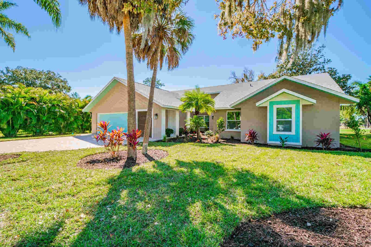 avenida madera front exterior view with landscaping