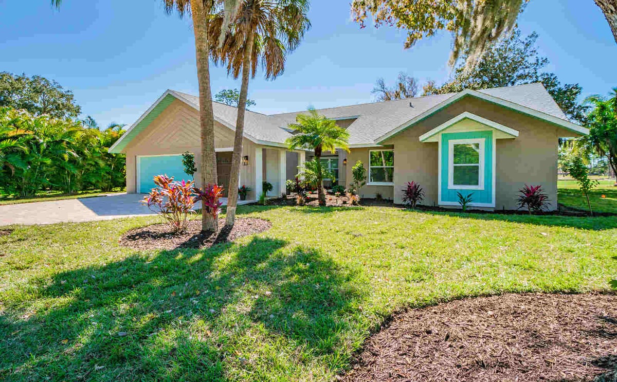 avenida madera front exterior view with palm trees