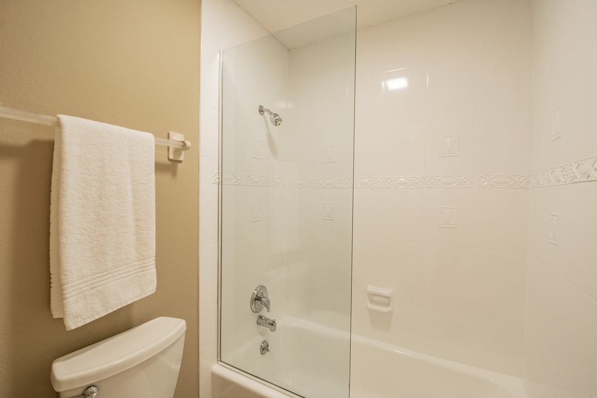 Avenida Madera guest bathroom with tub-shower combo