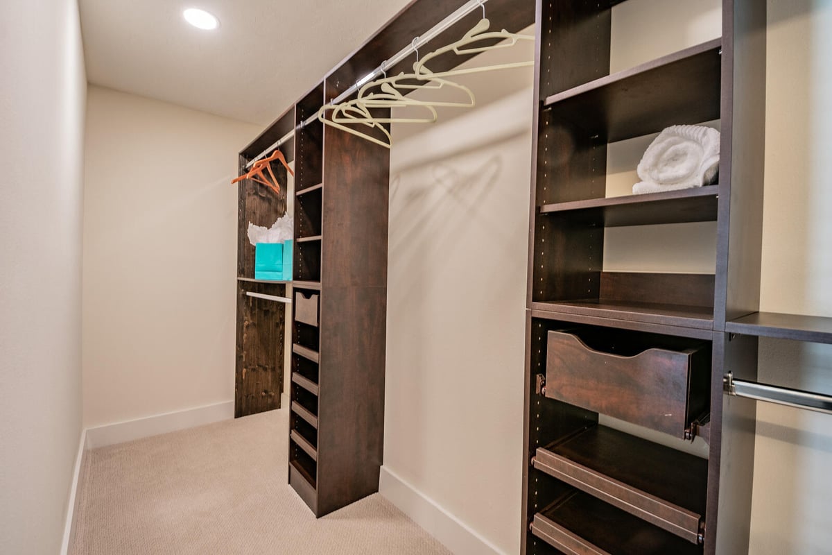 avenida madera walk-in closet with shelving and hangers