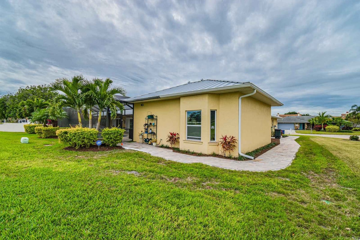 45th st west bradenton exterior side yard