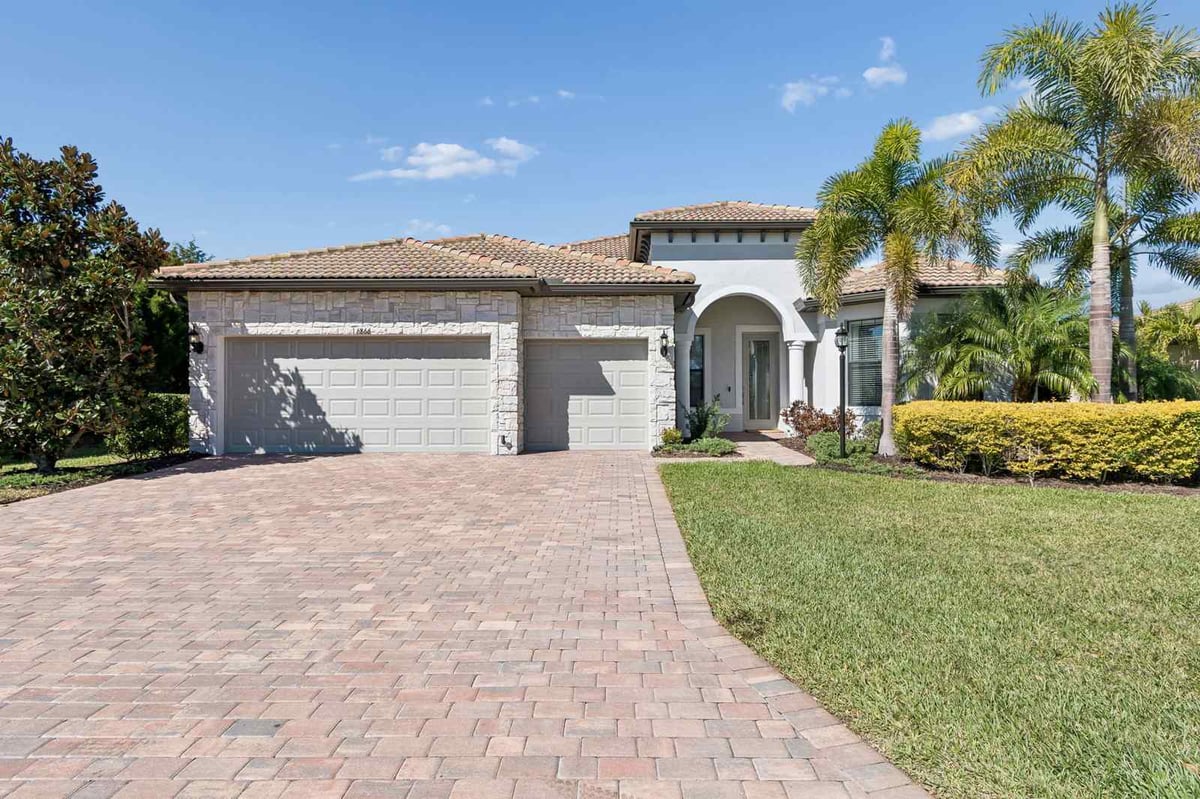 chester-trail-lakewood-ranch-exterior-front three car garage