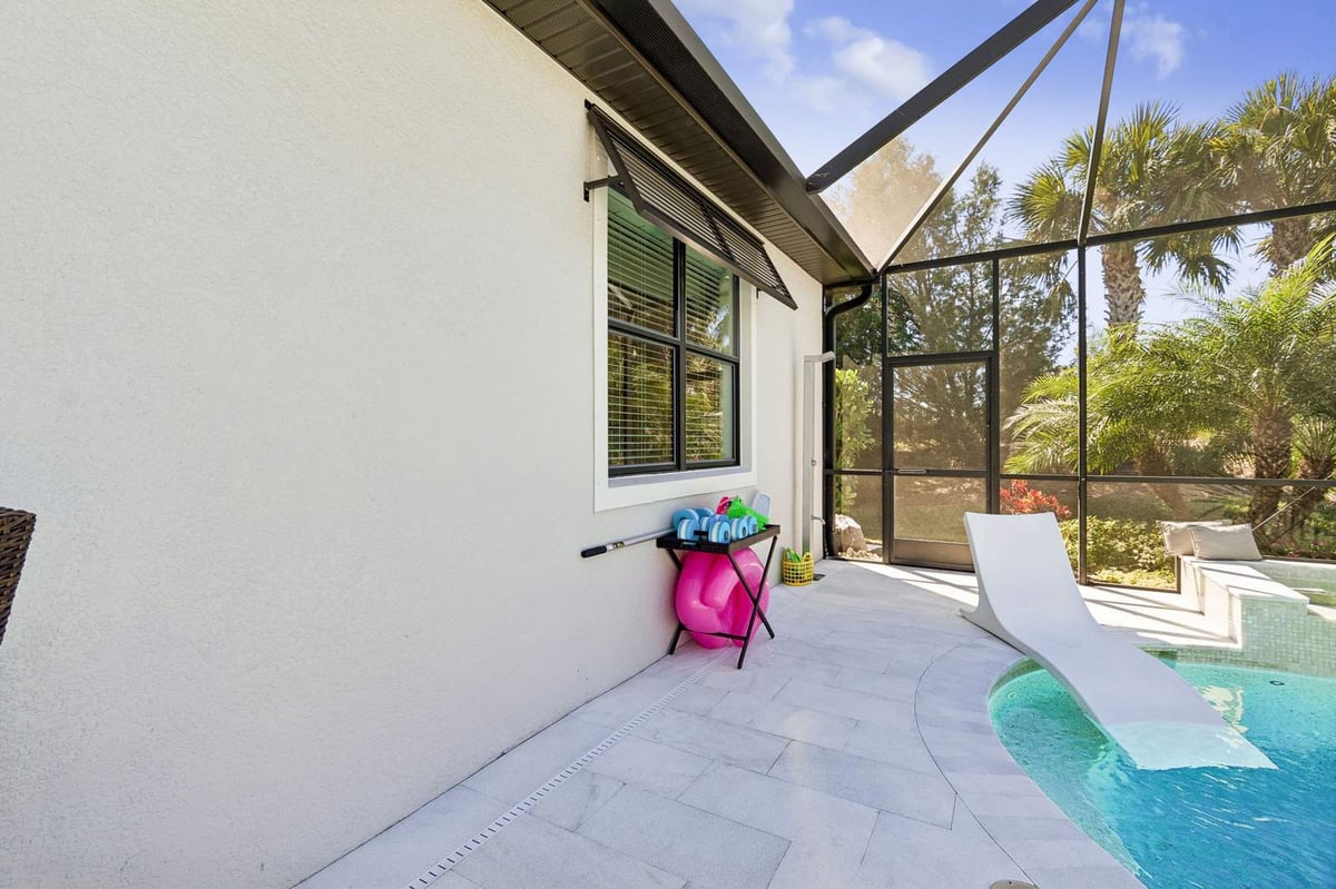 chester trail lakewood ranch screened lanai pool loungers