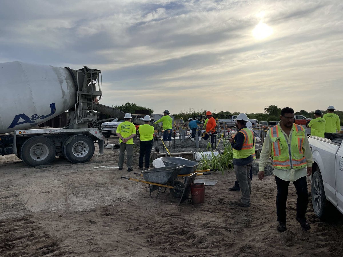annex-restoration-everglades-concrete-pour-crew-wheelbarrow