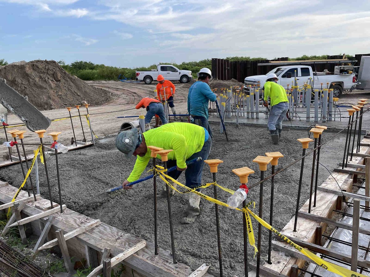 annex-restoration-everglades-concrete-slab-pour-crew-finishing